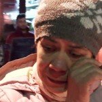Elisabeth si asciuga le lacrime