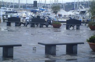 Piazza Marina Grande panchine e1462249627439