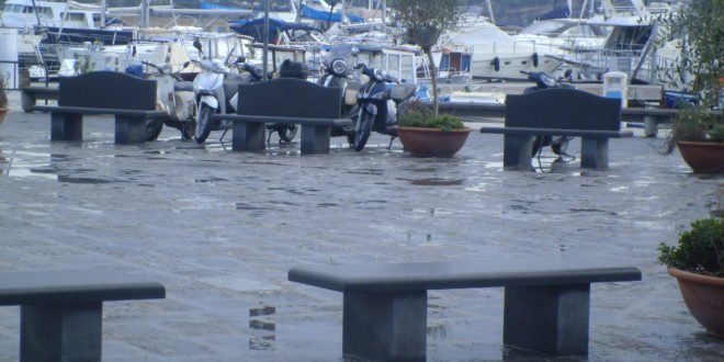 Piazza Marina Grande panchine e1462249627439