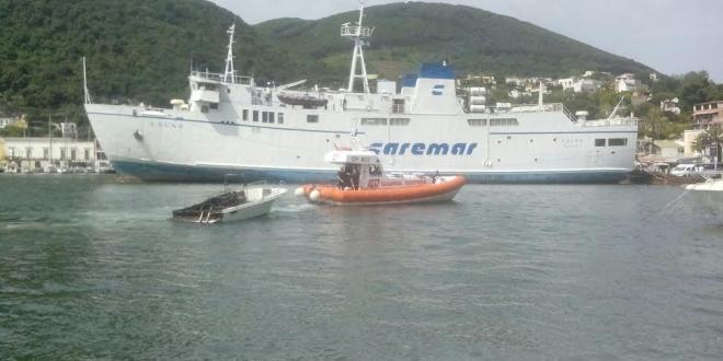 natante in fiamme porto dischia