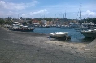 Barca abbandonata a Chiaiolella e1465746692525