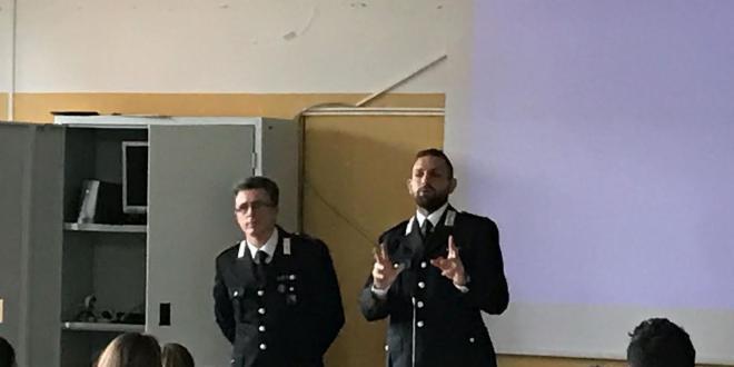 Carabinieri insegnano a scuola