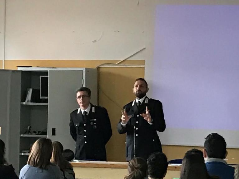 Carabinieri insegnano a scuola