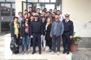 Scuola visita in capitaneria e1491918739105