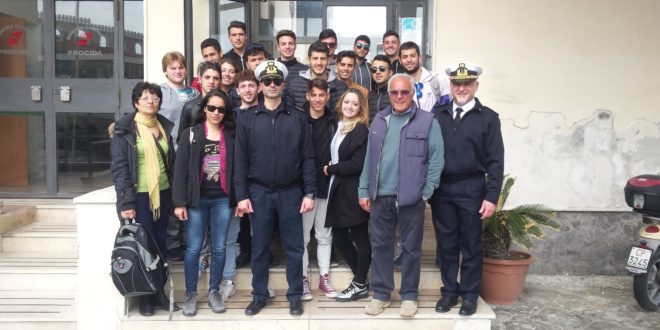 Scuola visita in capitaneria e1491918739105