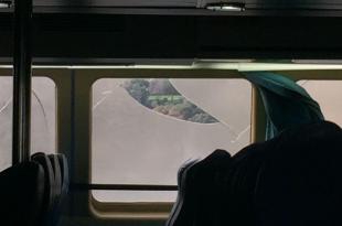 catamarano con finestrini rotti