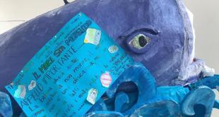 la balena che chiede aiuto