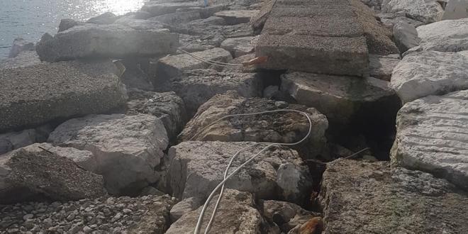 Scogliera marina grande