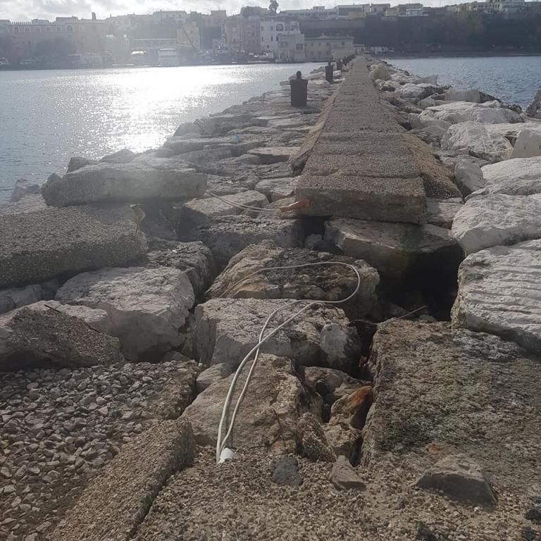 Scogliera marina grande